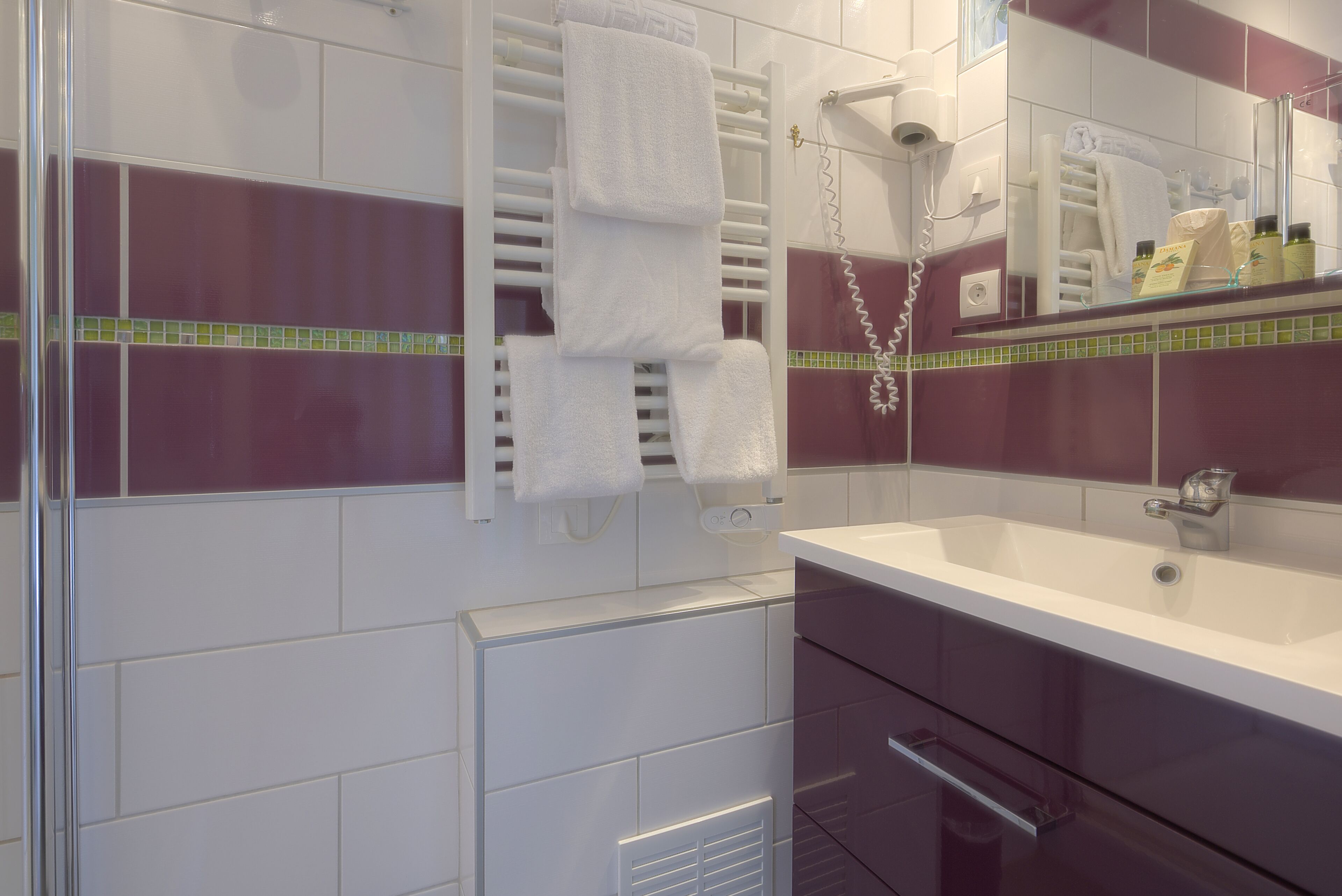 comfort room, park view | bathroom | shower, free toiletries, hair dryer, towels