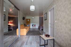 Cortinas blackout, tabla de planchar con plancha y wifi gratis 