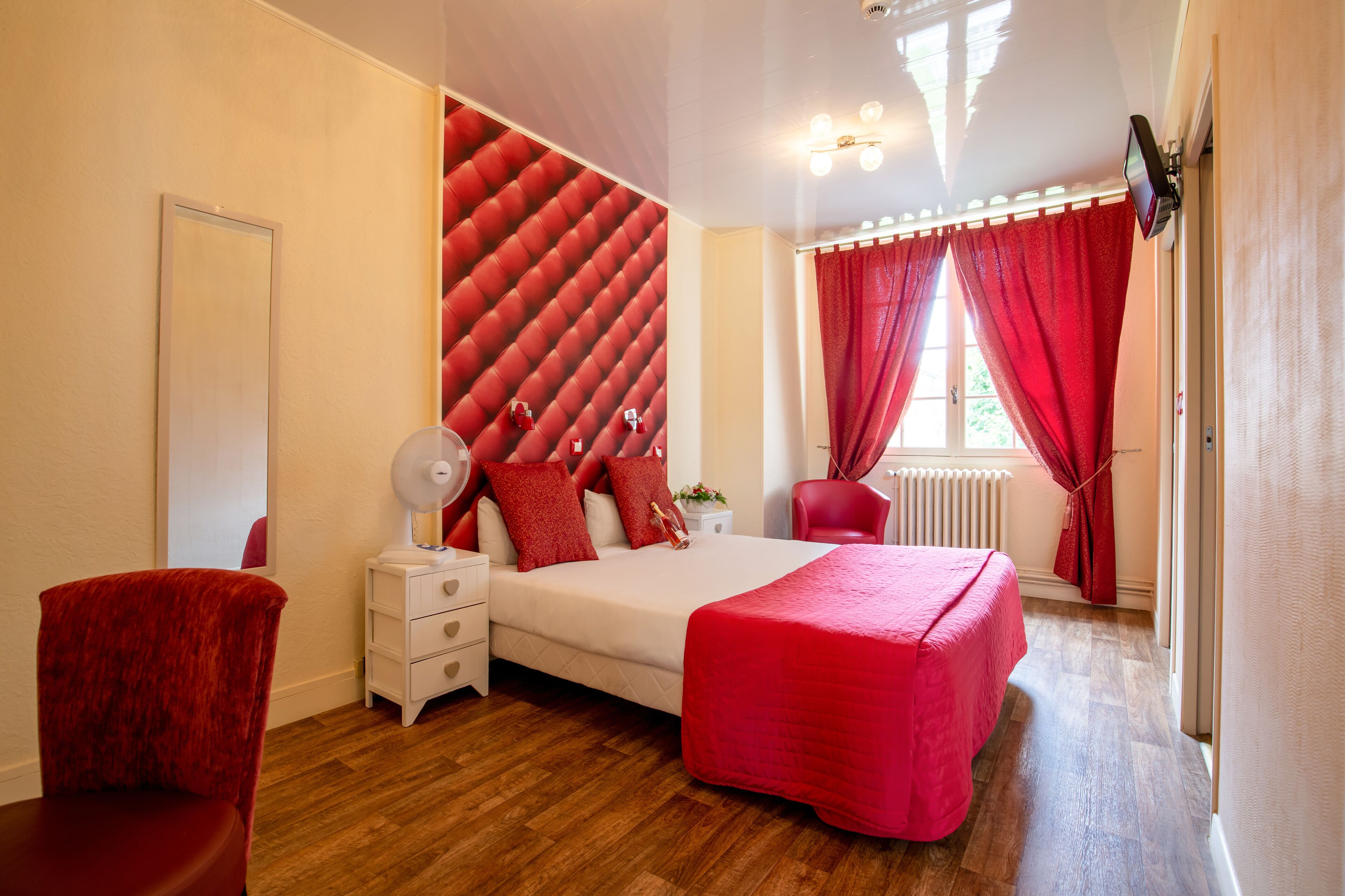 Décoration personnalisée, rideaux occultants, fer et planche à repasser