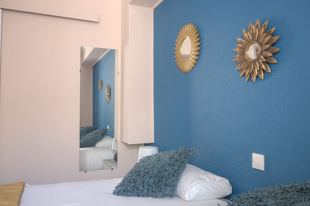 standard room | 1 bedroom, individually decorated, blackout curtains, iron/ironing board