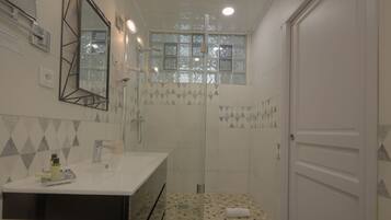 Family Room | Bathroom | Shower, free toiletries, hair dryer, towels