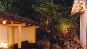 A traditional Japanese onsen with wooden structures and a natural rock bath. - Yama no Yado Shimofujiya (Nasushiobara)