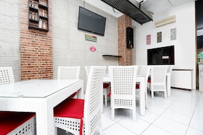 Dining - OYO 1251 Residence 8 (Semarang)