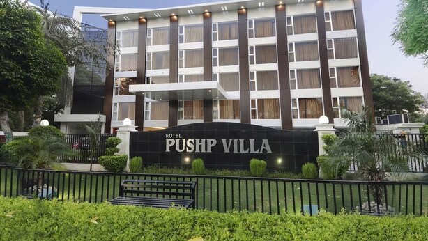 Un hotel a più piani con un cartello ben visibile che riporta la scritta "PUSHP VILLA".