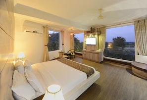 Kamar Eksekutif | Seprai premium, minibar, brankas, dan meja kerja