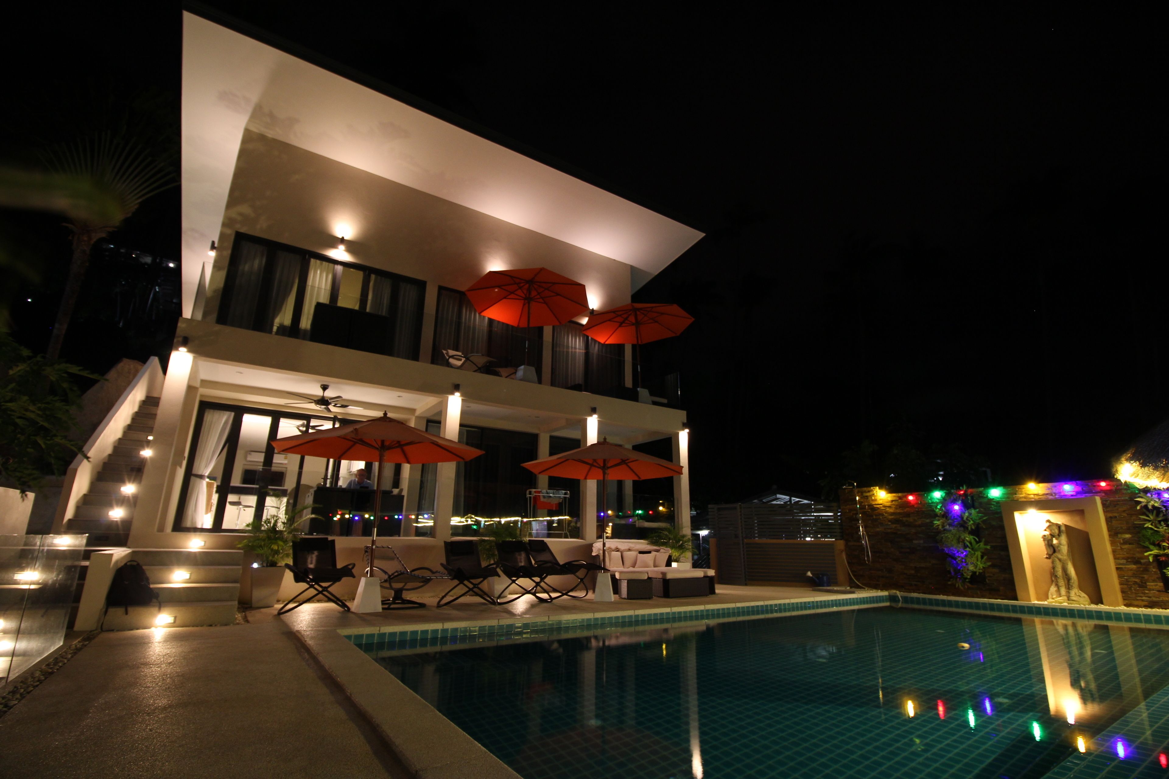 Bagian depan properti - sore/malam