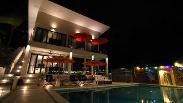 Bagian depan properti - sore/malam