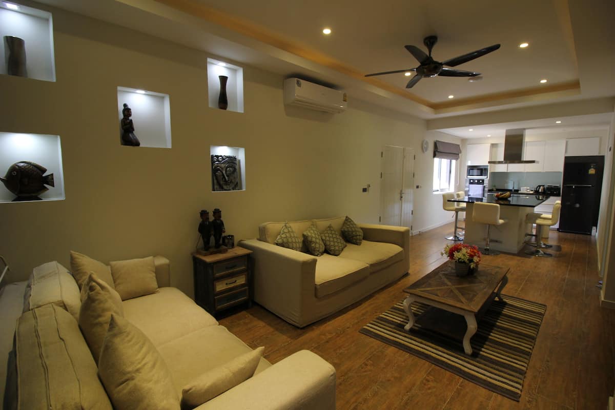 Villa 1 (Pool and Seaviews) | Khu phòng khách | TV màn hình phẳng