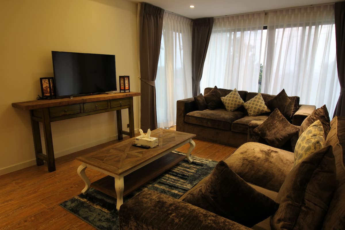 Villa 3 (Partial Seaviews on Roadside) | Phòng khách | TV màn hình phẳng