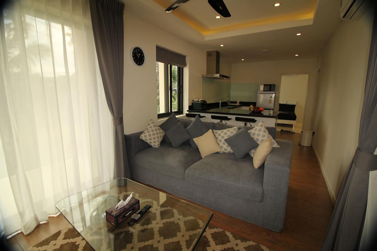 Villa 4 (Partial Seaviews and Roadside) | Phòng khách | TV màn hình phẳng