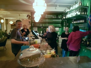 Bar (on property) - Lækur Hostel (Reykjavik)