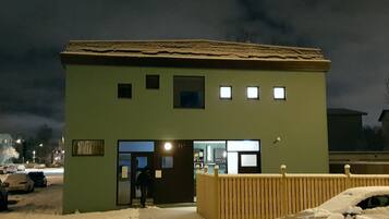 Majoituspaikan julkisivu illalla/yöllä