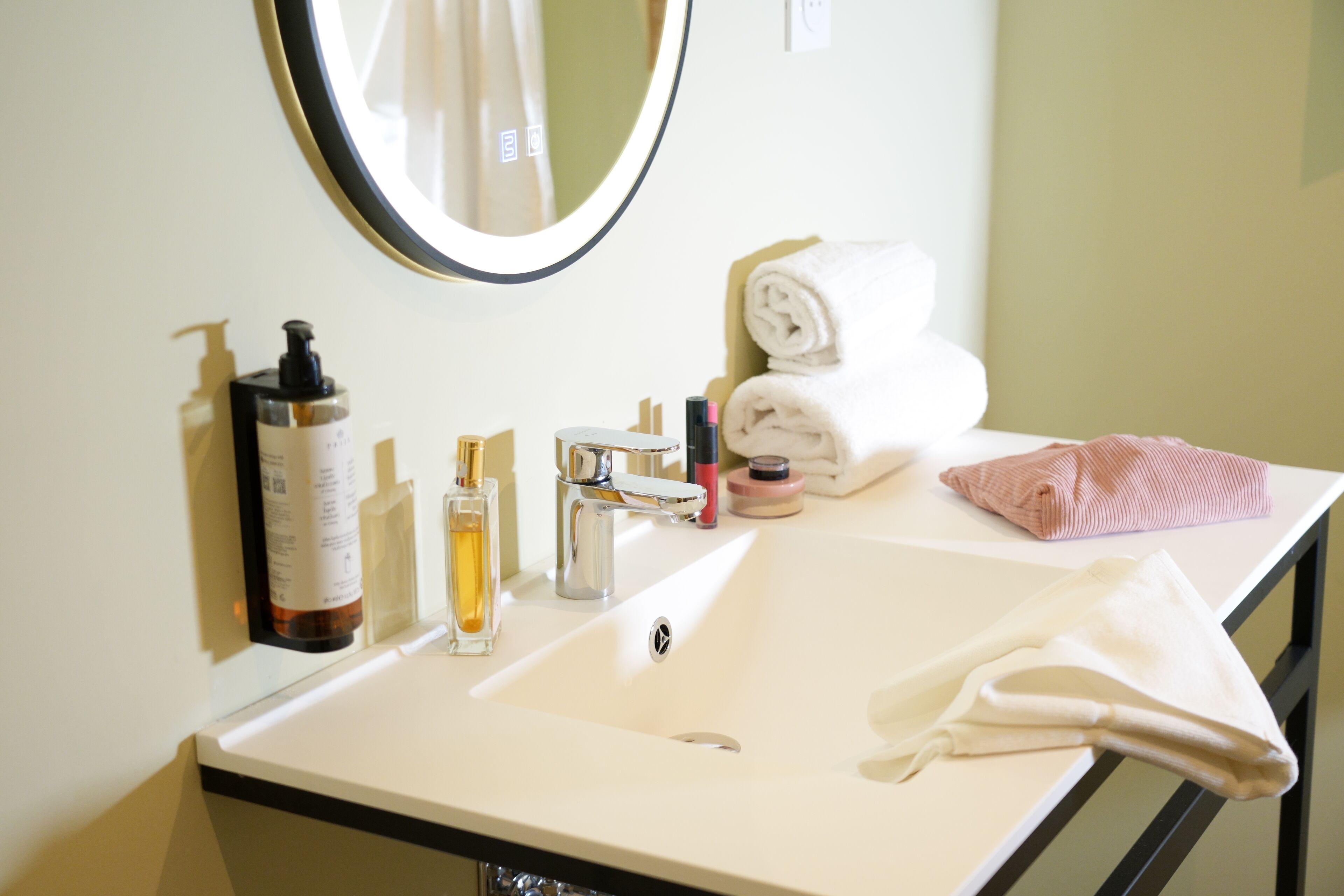 Comfort tweepersoonskamer, balkon | Badkamer | Een douche, een haardroger, handdoeken, zeep