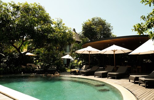 Wave House - Surf Camp