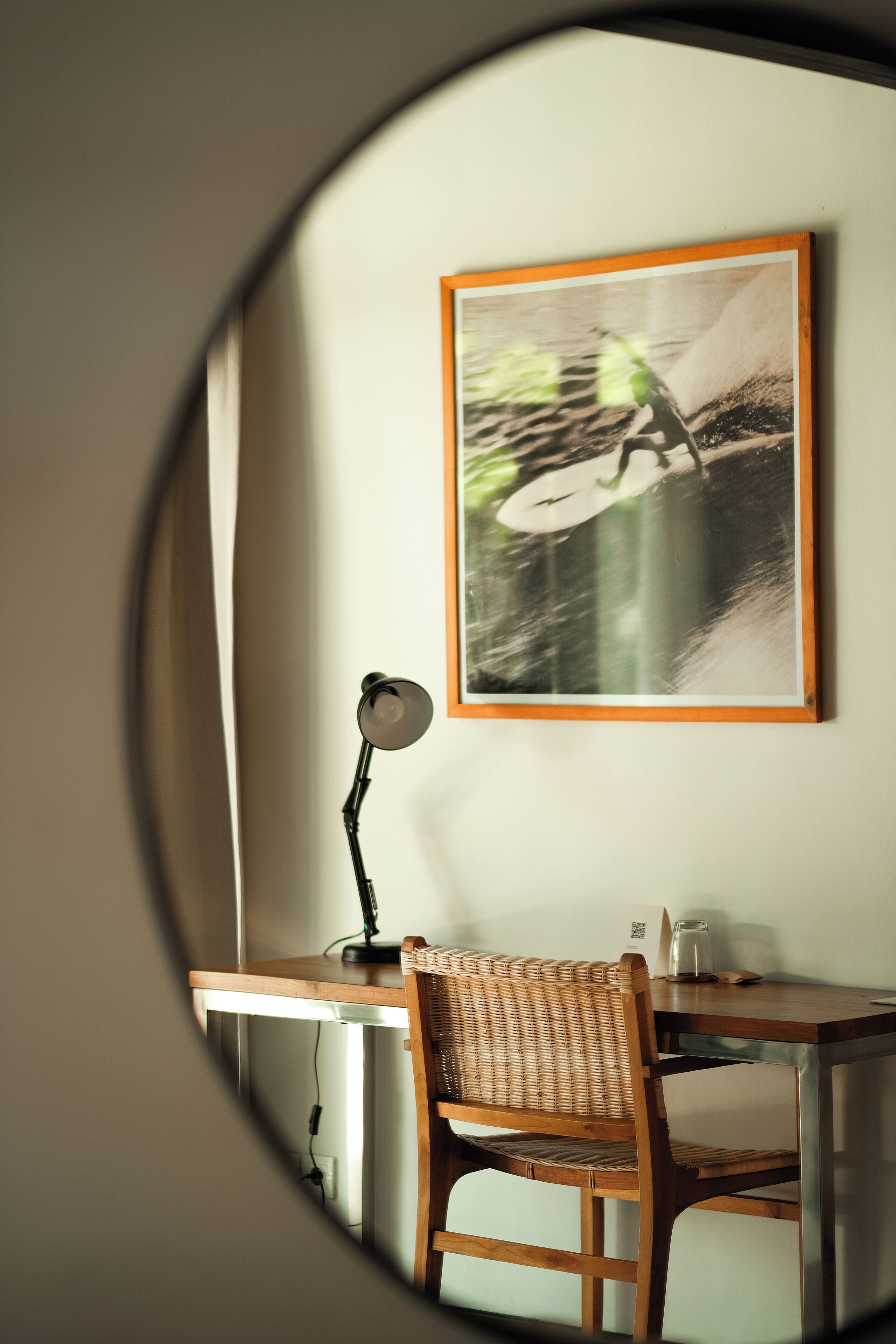 Una habitación con escritorio, silla y un cuadro en la pared.