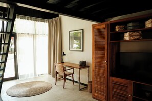 Estúdio | Cofres nos quartos, escrivaninha, cortinas blackout