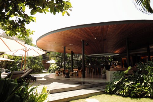 Wave House - Surf Camp