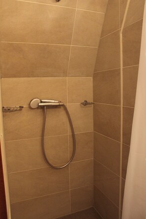 Appartement, 1 chambre (90E) | Douche de la salle de bain