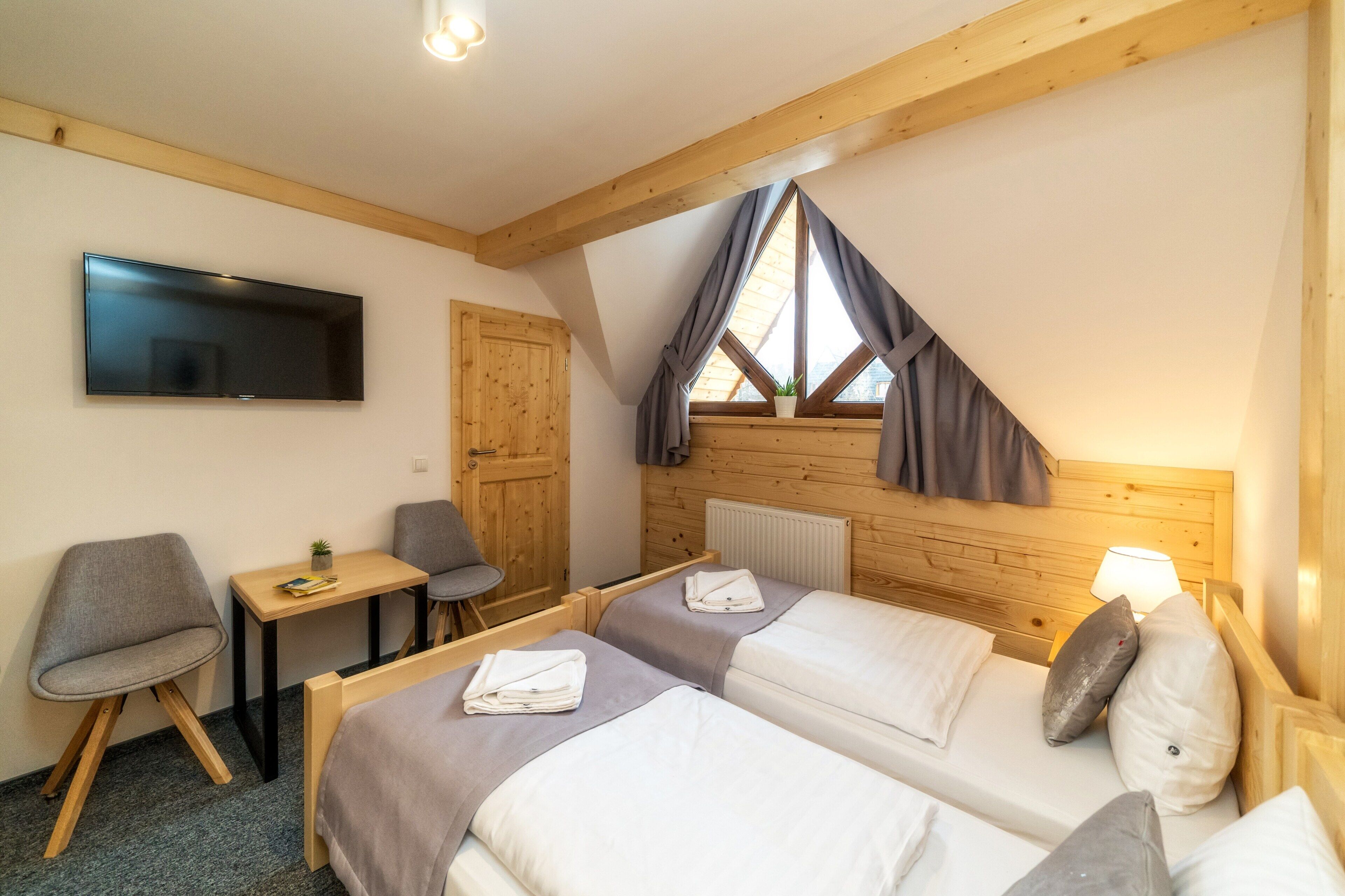 Habitación con 1 cama matrimonial o 2 individuales | Escritorio, insonorización, wifi gratis y ropa de cama 