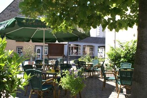 Outdoor dining - Hotel Burgklause (Nickenich)
