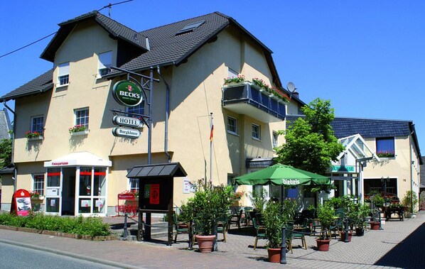 Front of property - Hotel Burgklause (Nickenich)