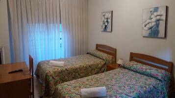 Tweepersoonskamer, gedeelde badkamer | Een bureau, gratis wifi