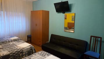 Familiekamer, gedeelde badkamer | Een bureau, gratis wifi