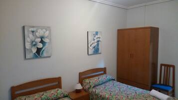 Chambre Double, salle de bains commune | Bureau, Wi-Fi gratuit