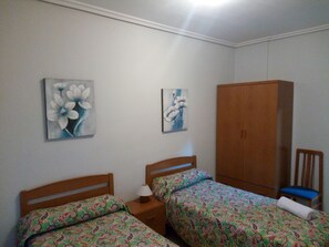 Double Room, Shared Bathroom | Desk, free WiFi