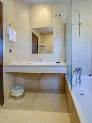Chambre simple | Salle de bain | Douche, articles de toilette (gratuits), séchoir à cheveux