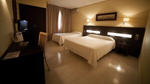 Kamar Triple | Meja kerja, tirai kedap cahaya, setrika/meja setrika, dan Wi-Fi gratis