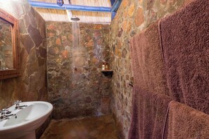 Family Room (Deluxe) | Bathroom | Free toiletries, hair dryer, towels, soap - Hornbill Lodge (Kariba)