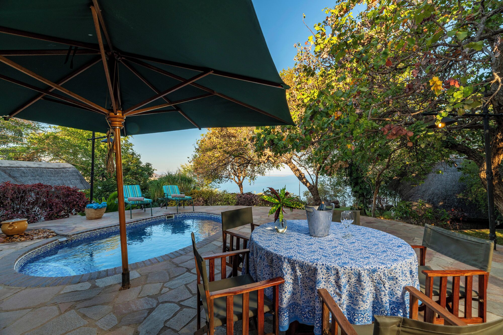 Una piscina al aire libre