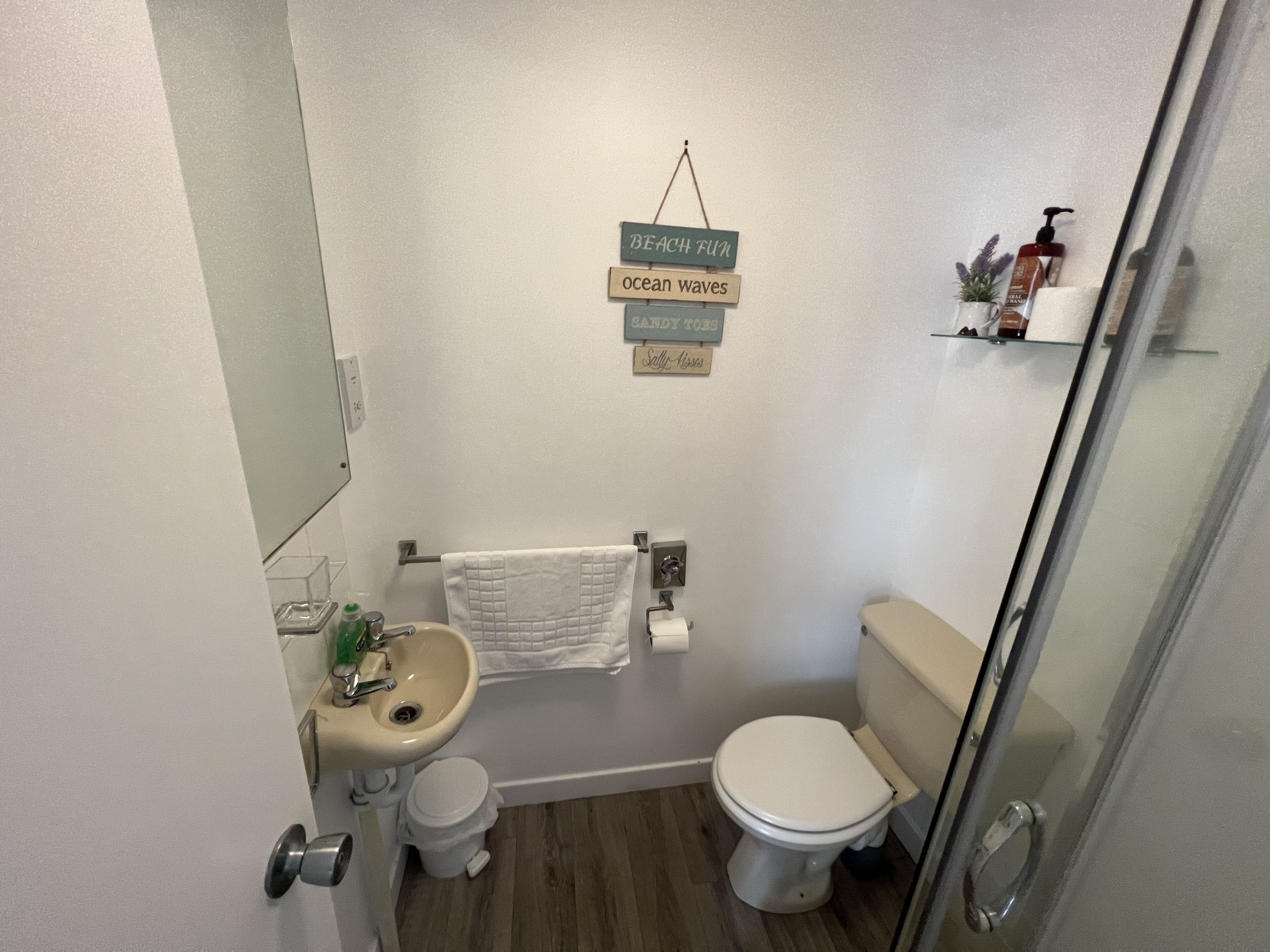 double room, private bathroom | desk, iron/ironing board, free wifi, bed sheets