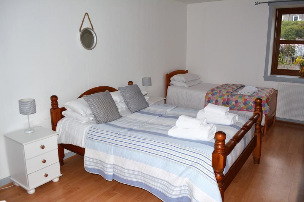 apartment - split level | desk, iron/ironing board, free wifi, bed sheets