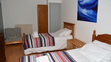 Escritorio, tabla de planchar con plancha, wifi gratis y ropa de cama