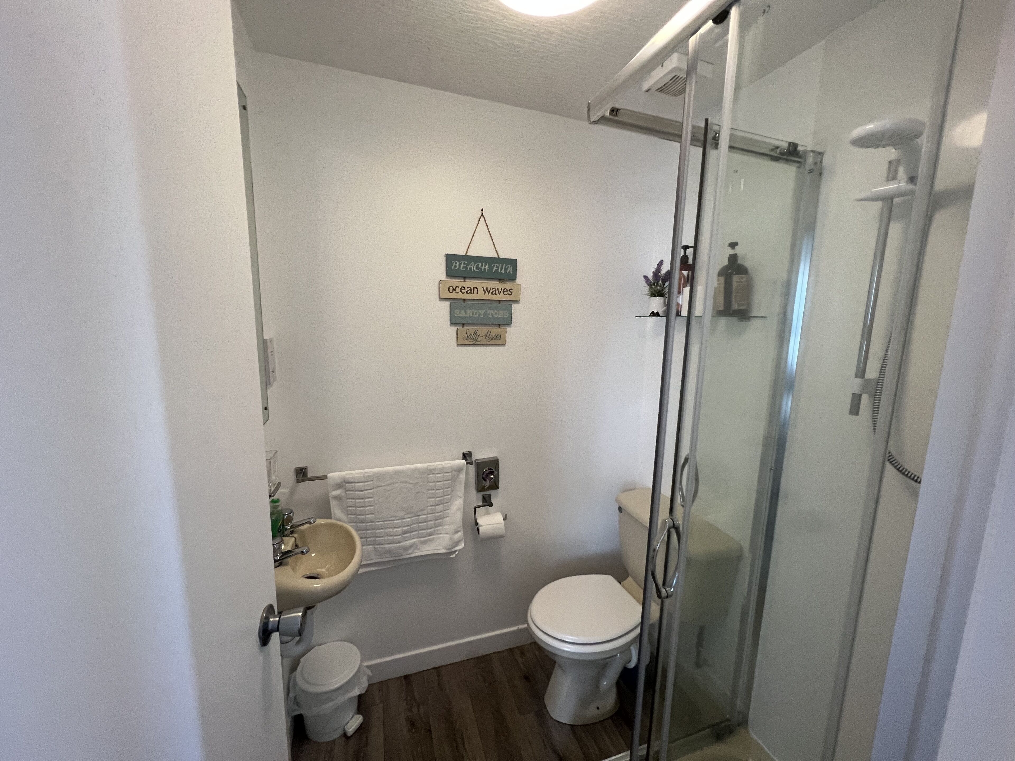 double room, private bathroom | desk, iron/ironing board, free wifi, bed sheets