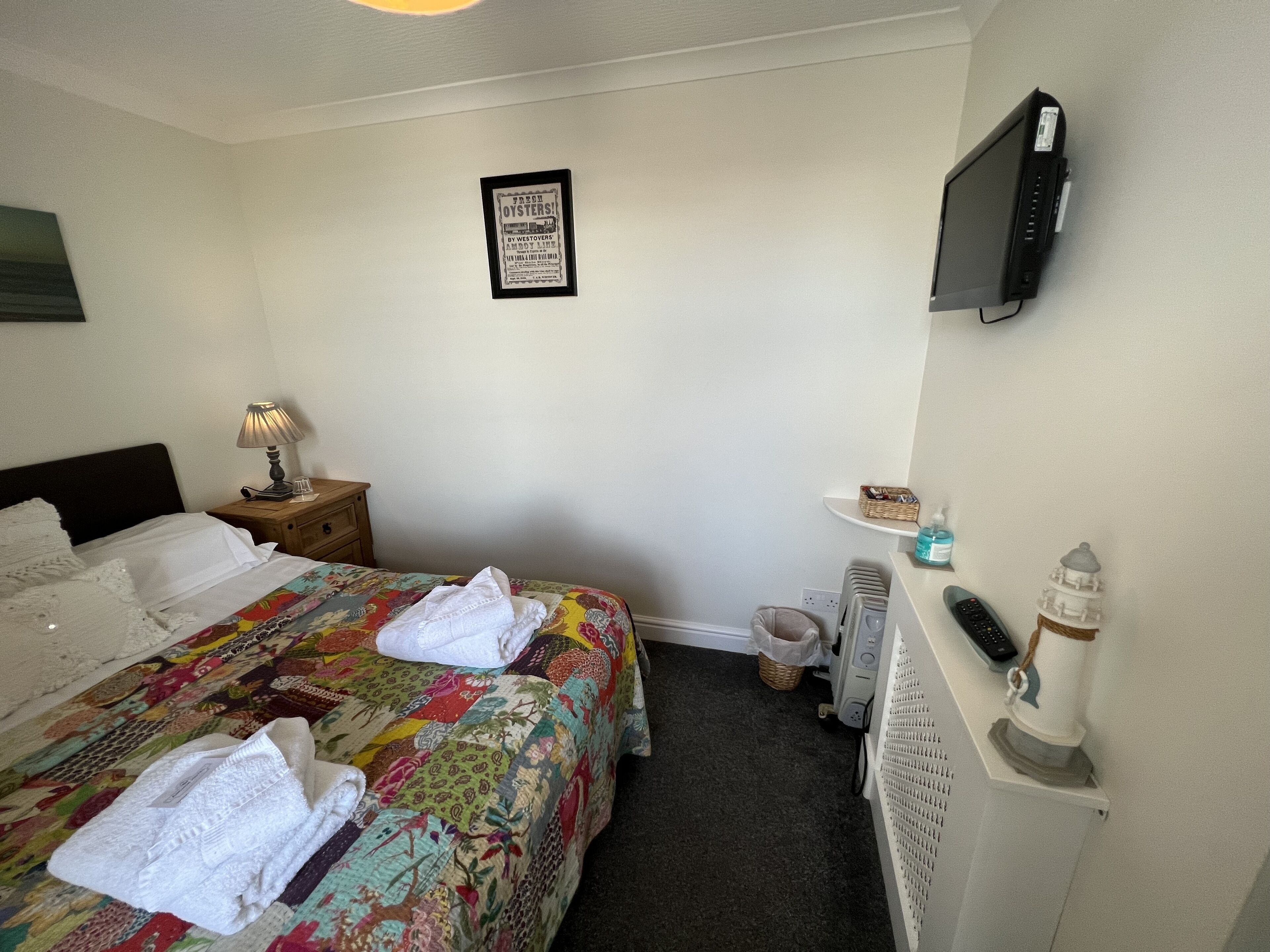 double room, private bathroom | desk, iron/ironing board, free wifi, bed sheets