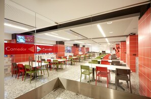 S'hi serveixen esmorzars, dinars, sopars i plats de cuina espanyola