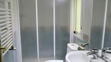 Appartement, 3 slaapkamers, 2 badkamers | Badkamer | Een douche, gratis toiletartikelen, een haardroger, handdoeken