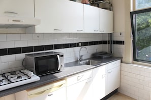 Departamento, 3 habitaciones | Cocina privada | Refrigerador, microondas, horno y parrilla de estufa 