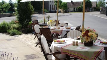 Déjeuner et dßner servis sur place, spécialités Cuisine régionale