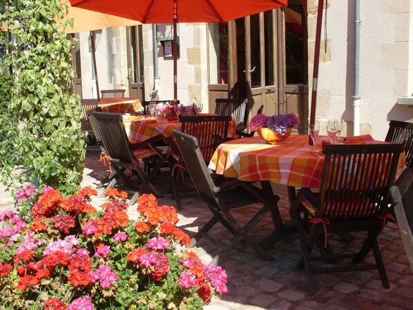 Lunch and dinner served, Regional cuisine - Auberge Saint Aubin (Saint-Aubin-le-Monial)