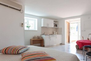 Estúdio, vista parcial para o mar | Roupas de cama premium, cofres nos quartos, escrivaninha, berços grátis
