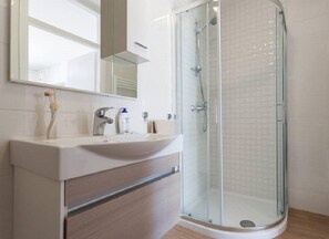Appartamento Comfort, vista mare parziale | Bagno | Doccia, asciugacapelli, asciugamani