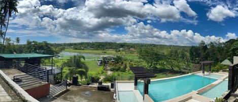 Alberca techada, alberca al aire libre y camastros