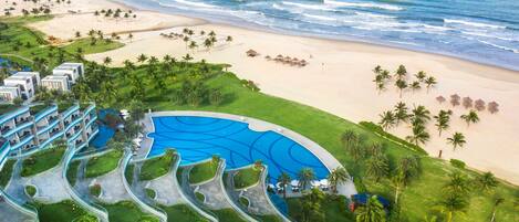 Playa privada, playa de arena blanca, sombrillas y toallas de playa