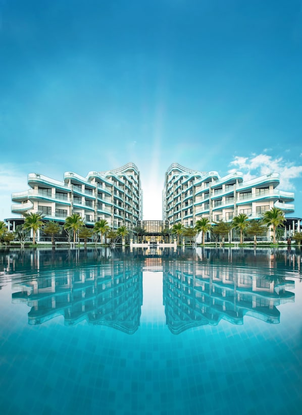 室外游泳池,池畔遮阳伞,日光浴躺椅