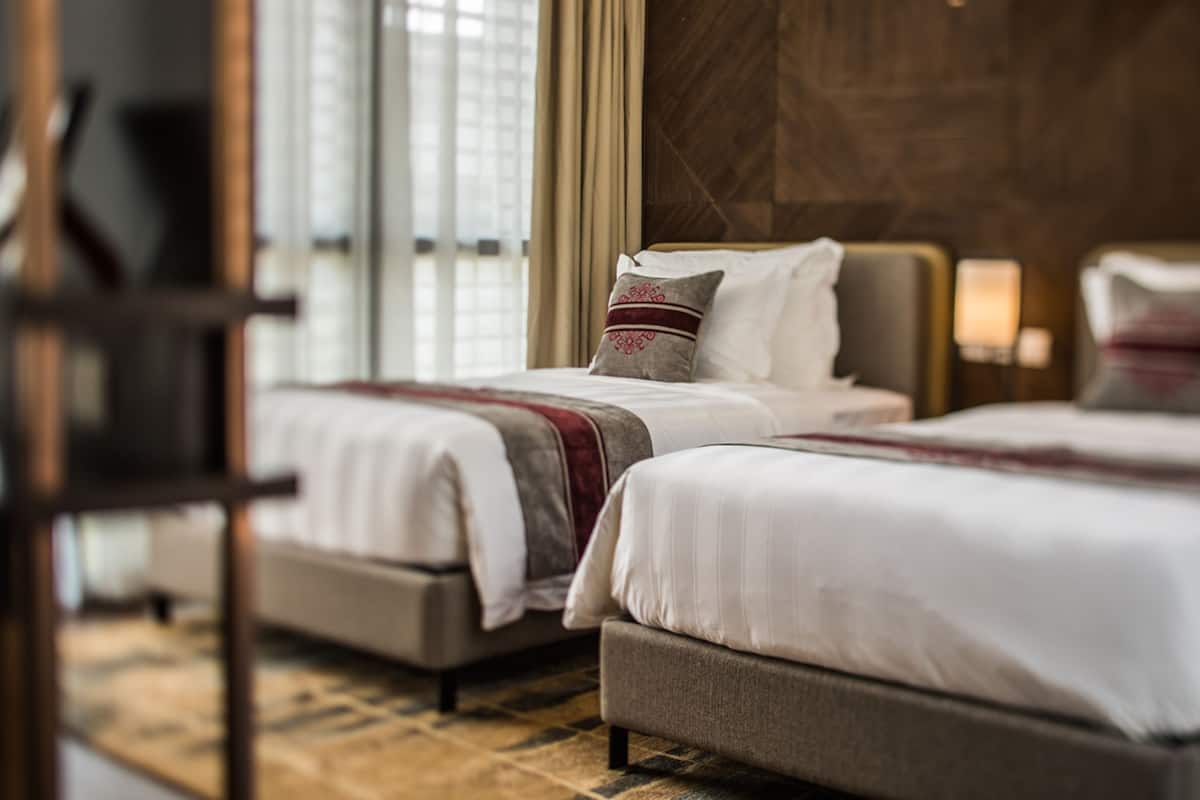 Sengetøy av topp kvalitet, minibar og safe på rommet