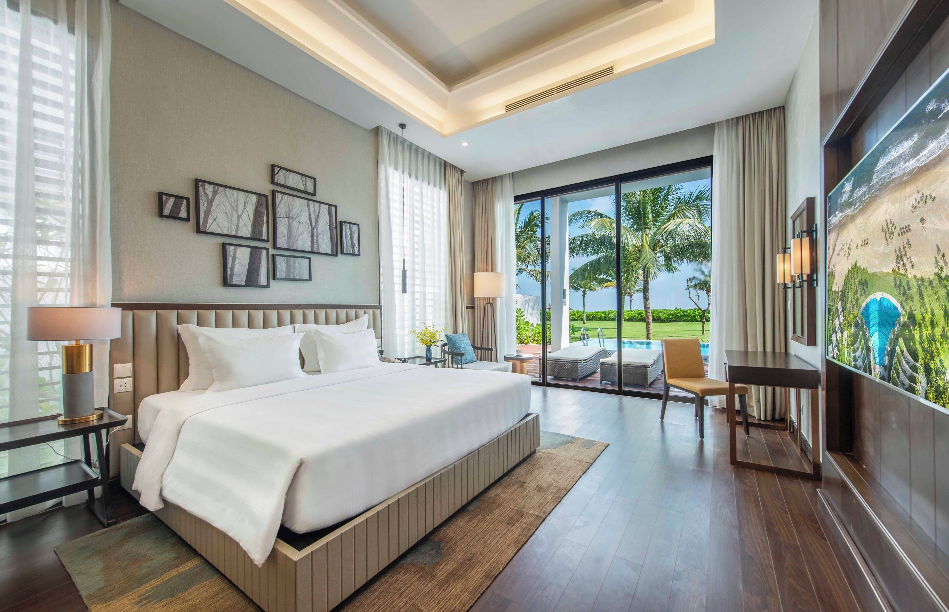 Sengetøy av topp kvalitet, minibar og safe på rommet